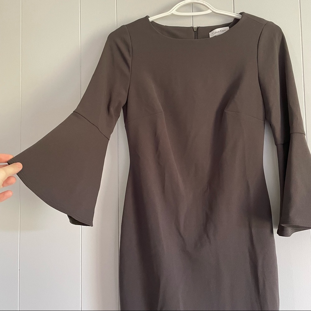 Calvin Klein bell sleeve gray office fitted dress   Size 2